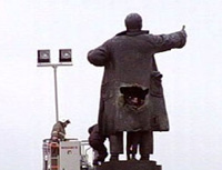Monument to Vladimir Lenin in St. Petersburg damaged as a result of kinky explosion