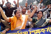 100,000 Bangladesh teachers walk out class to demand nationalization of jobs