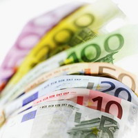 Dollar falls to new low against euro