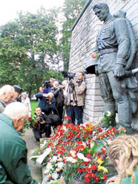 Estonia’s decision to dismantle monument to Soviet soldier desecrates WWII history