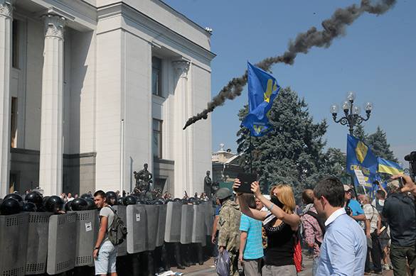 Mass riots spark, explosion occurs near Ukraine's Verkhovna Rada. Riots near Verkhovna Rada, Kiev