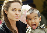 Angelina Jolie files papers to adopt Vietnamese child