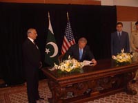 Bush arrives Pakistan despite bombing in Karachi