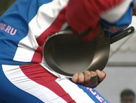 Russian strongman rolls eight frying pans into pipes in one minute. 50234.png