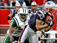 Jabar Gaffney stays with New England Patriots