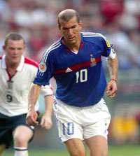 Zinedine Zidane plays ball with Indinesian president