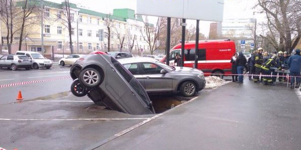 Sinkhole swallows two cars in Moscow. Sinkhole in Moscow