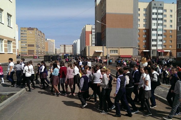 Mass evacuations in Russia as bombs were reported in schools and shopping centres. 61249.jpeg