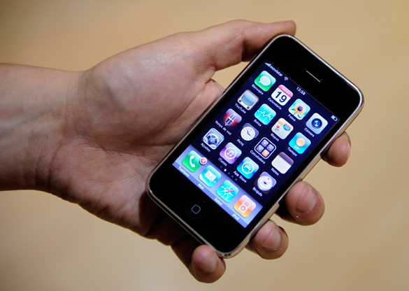 Mysterious text message shuts down iPhones, crashes message service. 55340.jpeg