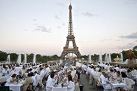 White dinner in Paris brings 15,000 people together. 50351.jpeg