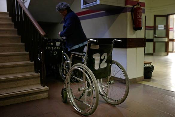Doctors connect paraplegic man's brain to his legs. Video. Wheelchair