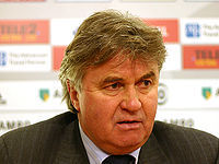 Hiddink stays with Russia