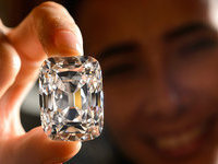 Woman finds bag of diamond in Chinese coffee shop. 50466.jpeg
