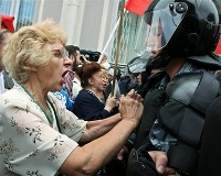 Police clash with opposition supporters in St. Petersburg
