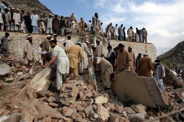 Suicide Bombing Kills 35 people in Pakistan
