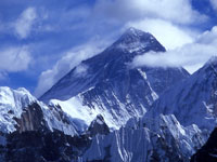 U.S. artist turns Everest's trash into treasures
