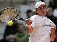 Andreev beats tennis-third seed Roddick in first round