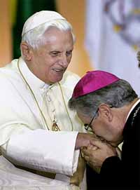 Pope Benedict XVI urges Brazilian youths to resist 'snares of evil'