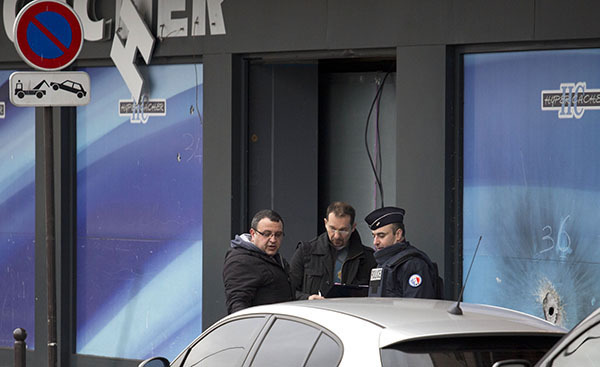 Special operation in Paris: Terrorists show strong resistance to police. Special operation in Paris