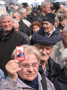 Serbs pay last respects to Milosevic