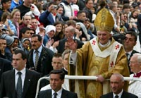 Thousands gather for Mass by Benedict XVI in Warsaw