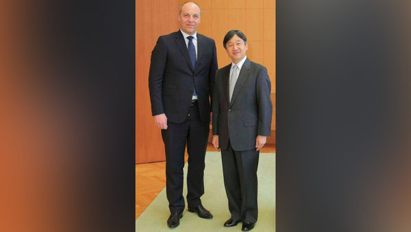 Ukrainian politician unzips his trousers for official photo with Japan's Crown Prince. 59889.jpeg