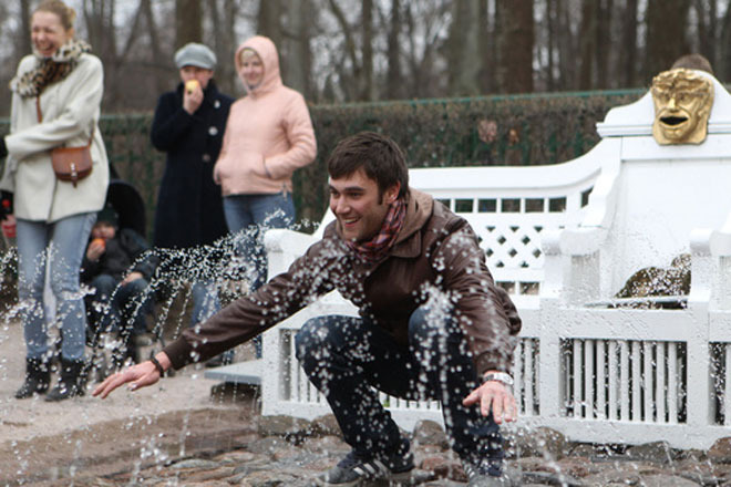 Peterhof celebrates season of fountains