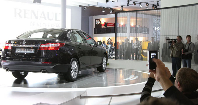 Renault Latitude Unveiled at Moscow International Motor Show