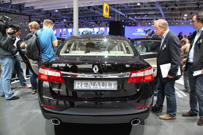 Renault Latitude Unveiled at Moscow International Motor Show