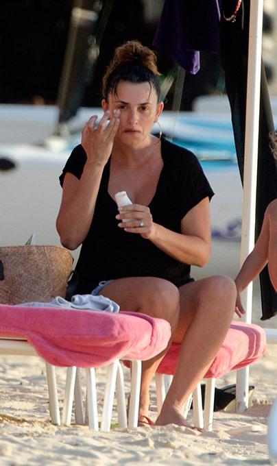 Penelope Cruz pregnant enjoying the beach