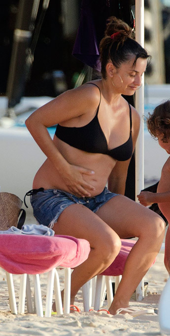 Penelope Cruz pregnant enjoying the beach