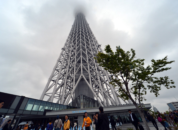 Skytree in Tokyo attracts thousands