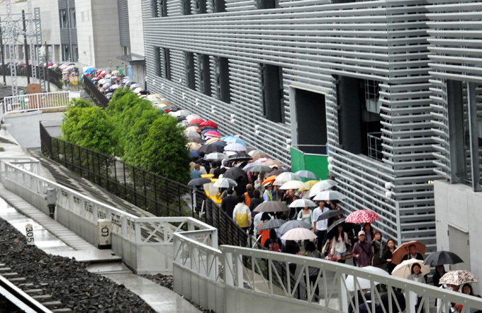 Skytree in Tokyo attracts thousands