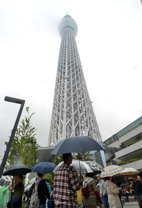 Skytree in Tokyo attracts thousands