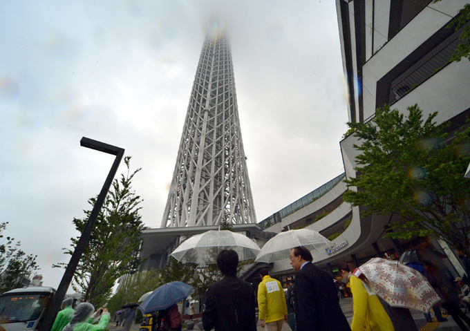 Skytree in Tokyo attracts thousands