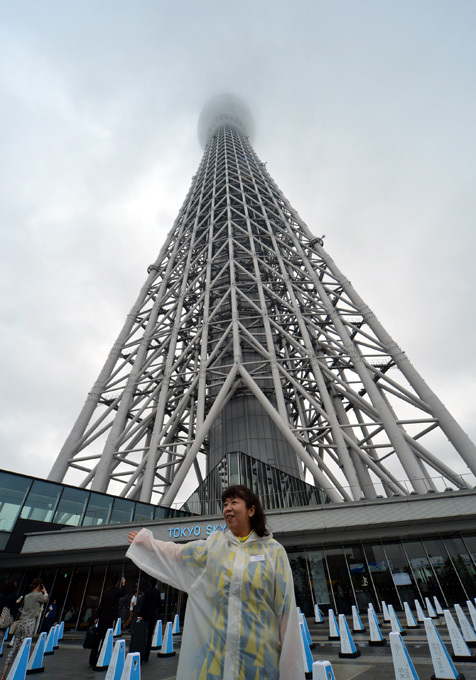 Skytree in Tokyo attracts thousands