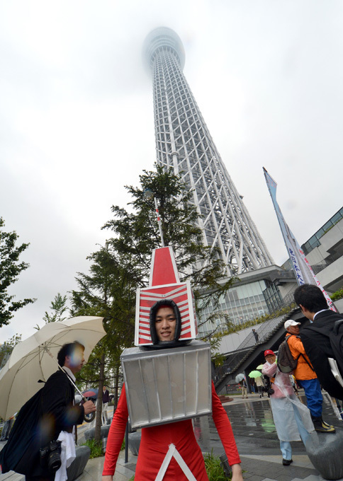 Skytree in Tokyo attracts thousands