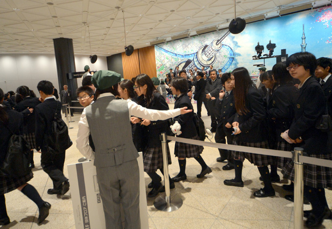 Skytree in Tokyo attracts thousands