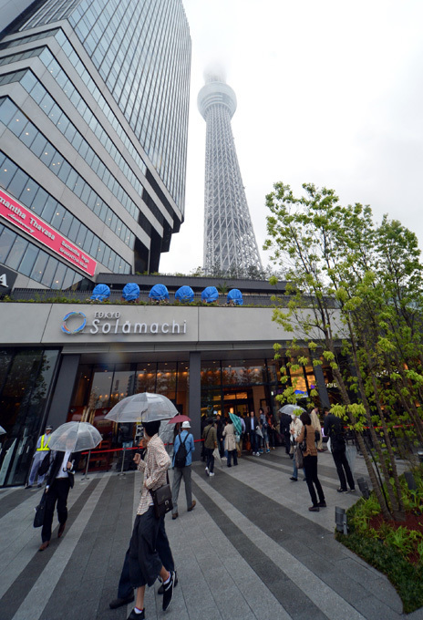 Skytree in Tokyo attracts thousands