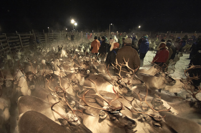 Which spot on Earth gets least sunlight?