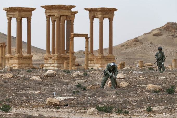 Russian specialists demine Palmyra