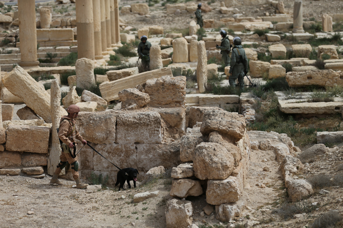 Russian specialists demine Palmyra