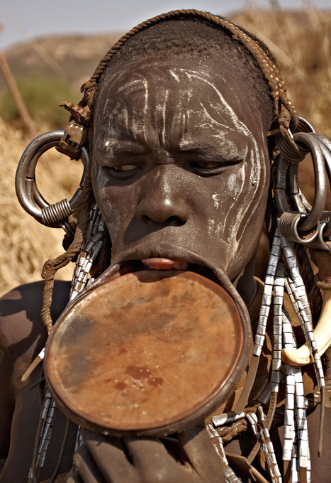 Women of the Mursi tribe and their taste for beauty