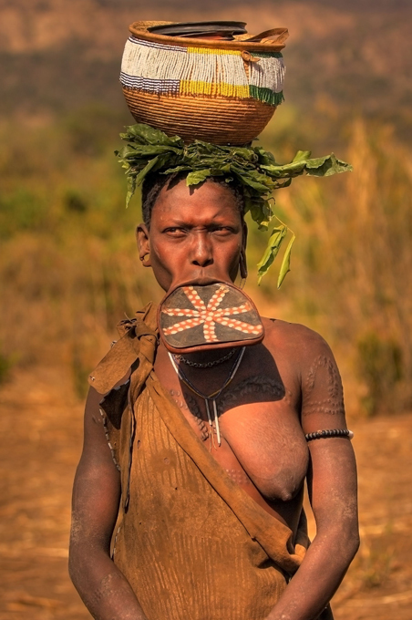 Women of the Mursi tribe and their taste for beauty