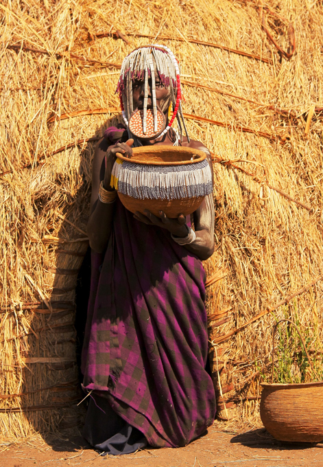 Women of the Mursi tribe and their taste for beauty