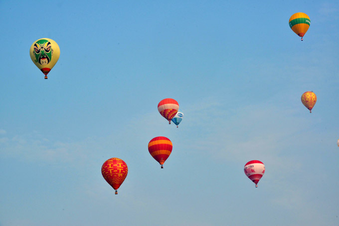 Hot air balloons decorate Chinese skies