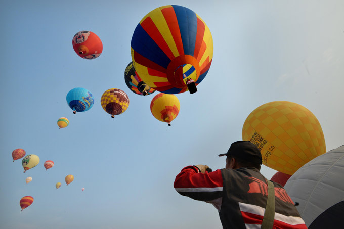 Hot air balloons decorate Chinese skies