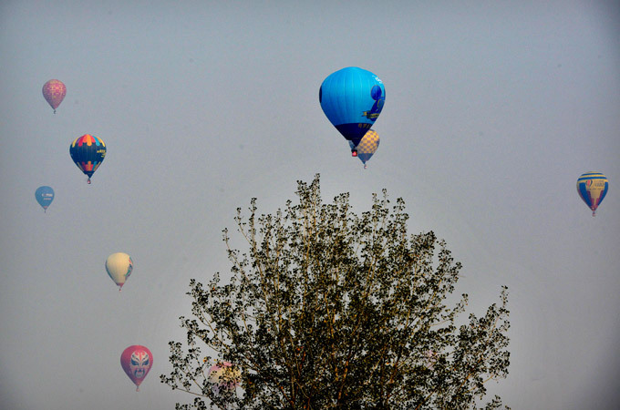 Hot air balloons decorate Chinese skies