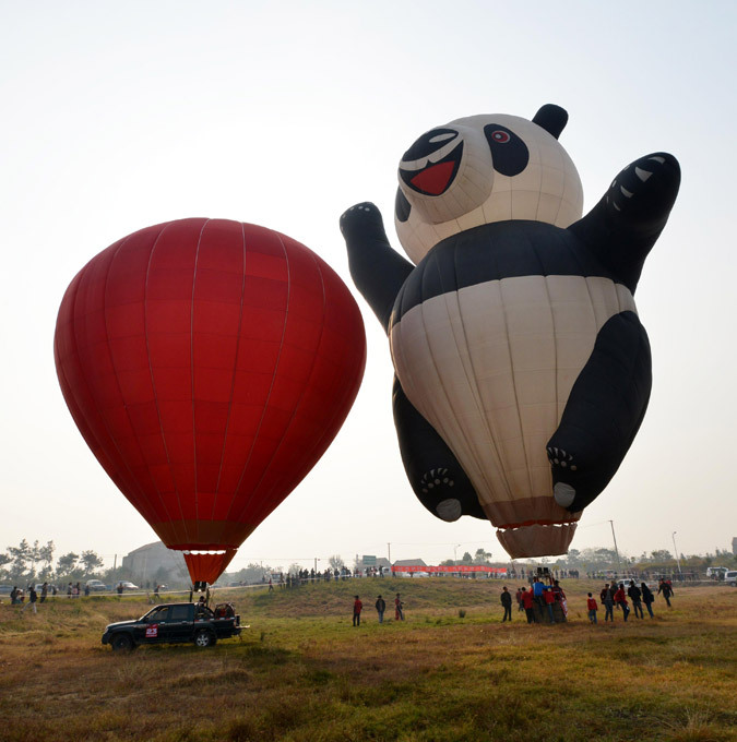 Hot air balloons decorate Chinese skies