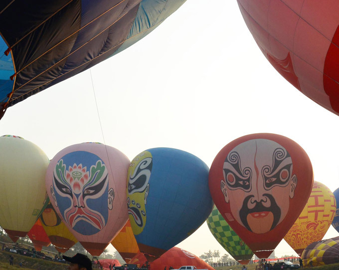 Hot air balloons decorate Chinese skies